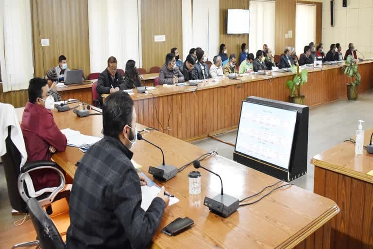 उत्‍तराखंड न्यूज़ : चमोली डीएम ने विकास योजनाओं को शीघ्र पूरा करने के निर्देश दिए, लापता अधिकारियों का वेतन रोका