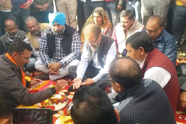 उत्‍तराखंड न्यूज़ : विकासनगर बस स्टैंड पर सियासत, श्रेय लेने की दौड़ में बीजेपी-कांग्रेस