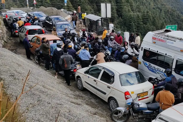 उत्‍तराखंड ब्रेकिंग न्यूज़ मसूरी : बर्फबारी का लुत्फ उठा रहे पर्यटक मसूरी और धनौल्टी में , जाम बना सिरदर्द