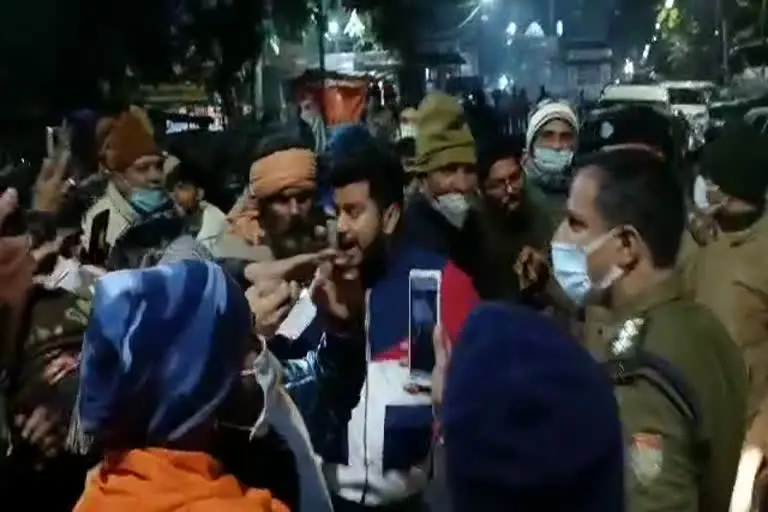 उत्‍तराखंड न्यूज़ : यति नरसिंहानंद के समर्थक बिना नंबर प्लेट एंबुलेंस को देख भड़के , किया हंगामा, पुलिस ने भांजी लाठियां