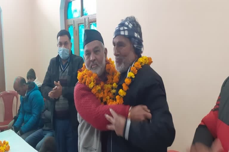उत्‍तराखंड न्यूज़ : देवप्रयाग सीट पर बीजेपी को झटका, बीजेपी के पूर्व नेता ने किया यूकेडी प्रत्याशी का समर्थन