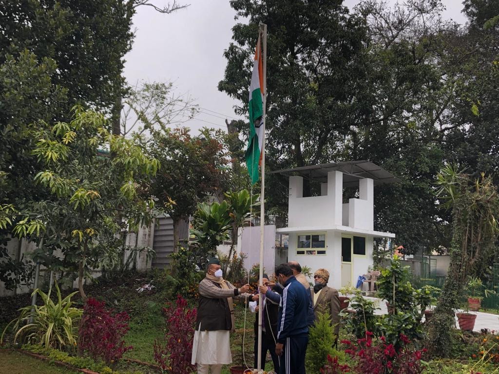 उत्‍तराखंड न्यूज़ : गणतंत्र दिवस के अवसर पर अपने शासकीय आवास में झंडारोहण करते सैनिक कल्याण एवं उद्योग मंत्री गणेश जोशी।