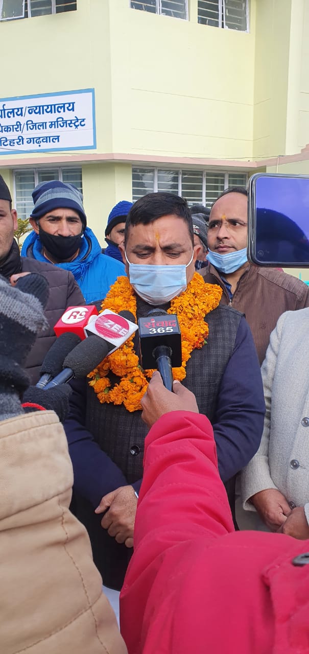 उत्तराखंड चुनाव 2022 : धनोल्टी के पूर्व विधायक और गढ़वाल मंडल विकास निगम के अध्यक्ष महावीर रांगड़ ने आज अपना नामांकन दाखिल किया