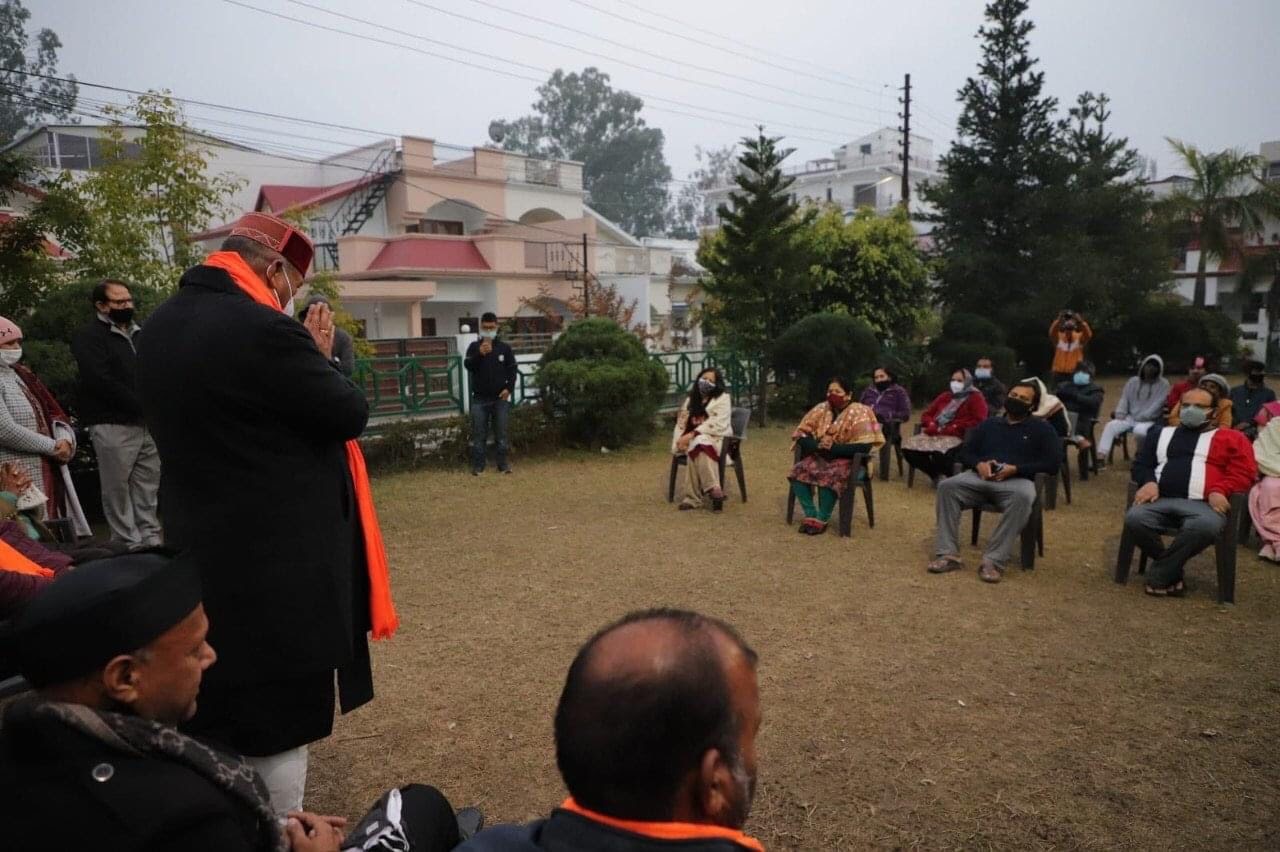 उत्‍तराखंड न्यूज़ मसूरी : धोरण वार्ड में सोसाइटी निवासियों के साथ बैठक करते भाजपा प्रत्याशी गणेश जोशी।
