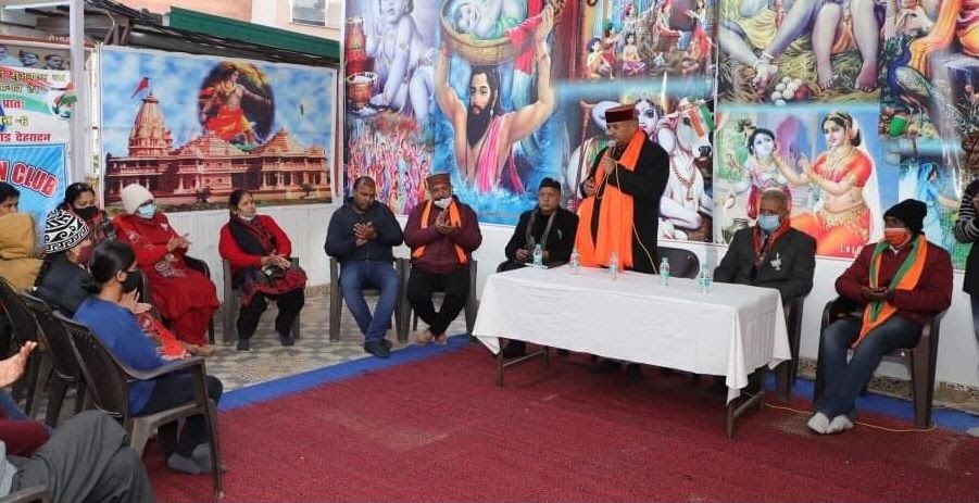 उत्‍तराखंड न्यूज़ मसूरी : धोरण वार्ड में सोसाइटी निवासियों के साथ बैठक करते भाजपा प्रत्याशी गणेश जोशी।