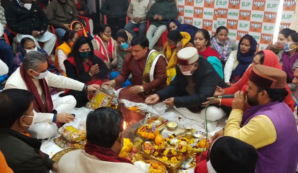 उत्‍तराखंड न्यूज़ : राजपुर रोड विधानसभा प्रत्याशी खजान दास के चुनाव कार्यालय के उद्घाटन के मौके पर महानगर कार्यालय में हवन किया गया