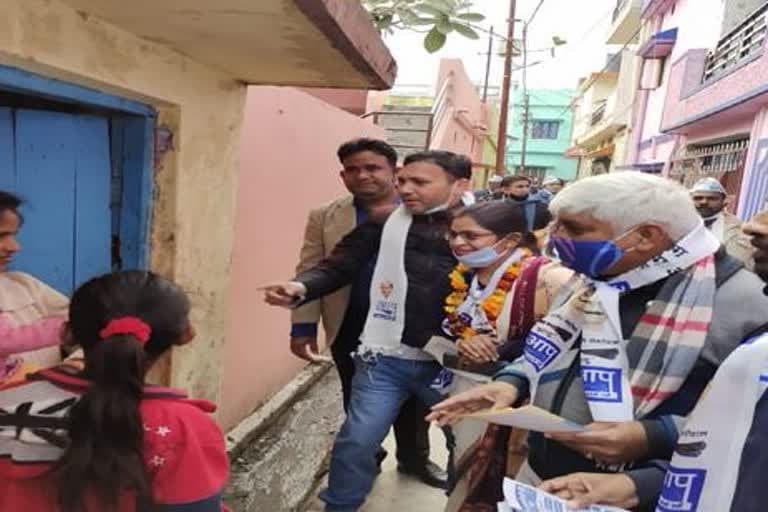 उत्‍तराखंड न्यूज़ श्रीनगर : दिल्ली के मंत्री गौतम उत्तराखंड चुनाव में डटे , आप उम्मीदवारों के लिए घर-घर प्रचार कर रहे हैं