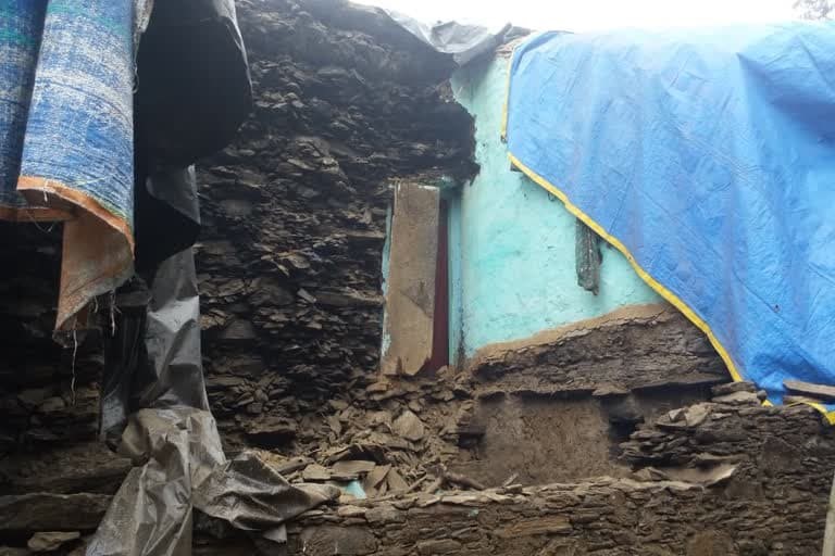 उत्‍तराखंड न्यूज़ पौड़ी : पौड़ी में बारिश से टूटा किसान का घर, सरकार से मदद की गुहार