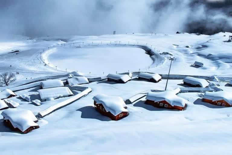 उत्‍तराखंड न्यूज़ : चमोली के ऊंचाई वाले इलाकों में भारी बर्फबारी हुई , कई बुग्याल सफेद चादर में ढके