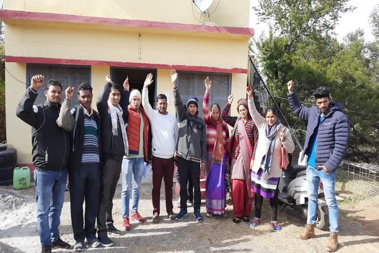 उत्‍तराखंड न्यूज़ : ग्रामीण स्कूल बंद होने से बेरीनाग में भड़के , चेतावनी दी