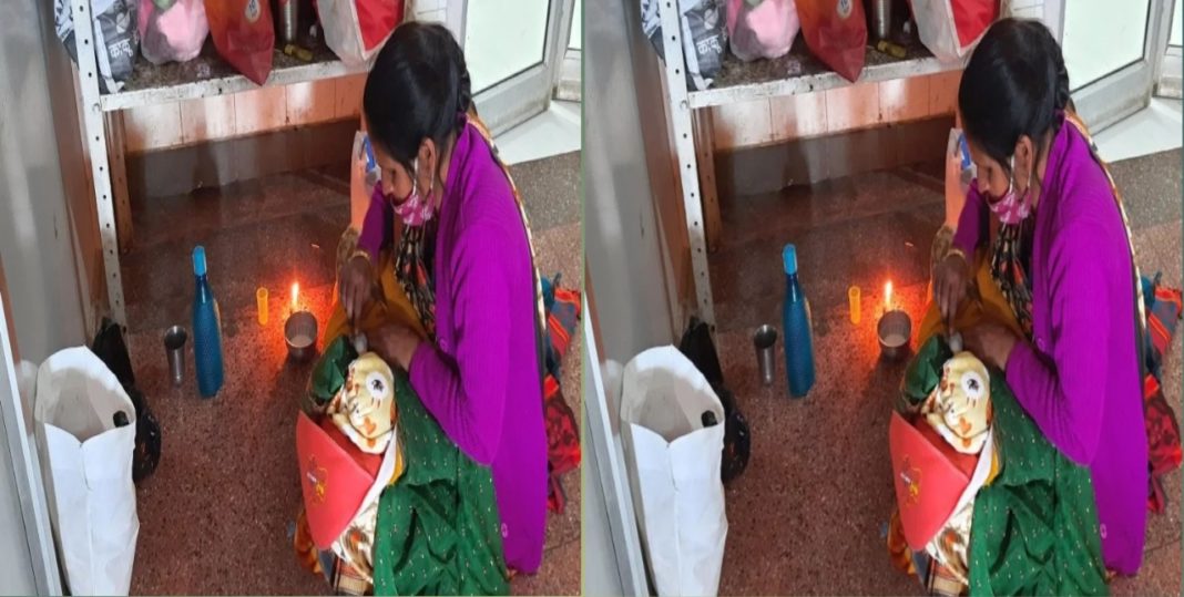 उत्‍तराखंड न्यूज़ पिथौरागढ़ शर्मनाक : उत्तराखंड में मोमबत्ती की लौ पर नवजात के लिए दूध गर्म हो रहा है