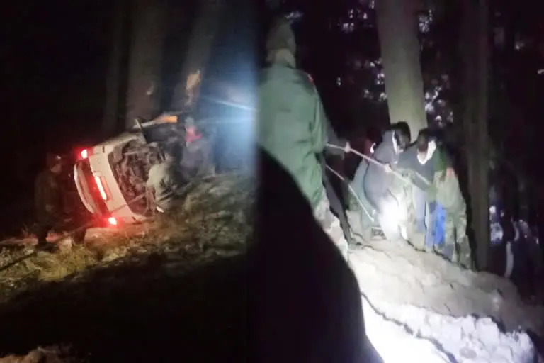 उत्‍तराखंड न्यूज़ हर्षिल : गंगोत्री हाईवे पर हर्षिल के पास एक कार बर्फ में फिसलने से करीब 50 मीटर खाई में जा गिरी