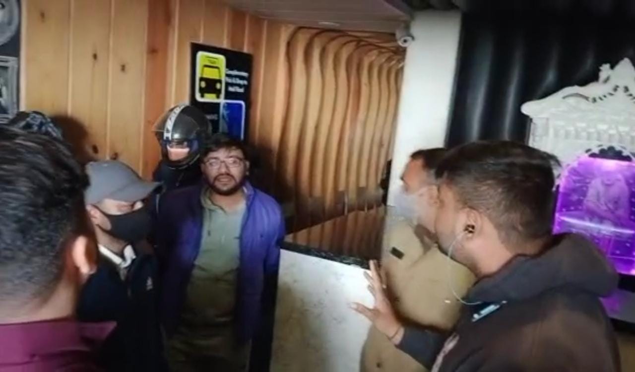 उत्‍तराखंड न्यूज़ मसूरी : होटल आशीर्वाद में होटल कर्मियों की पर्यटकों के साथ जमकर मारपीट हुई