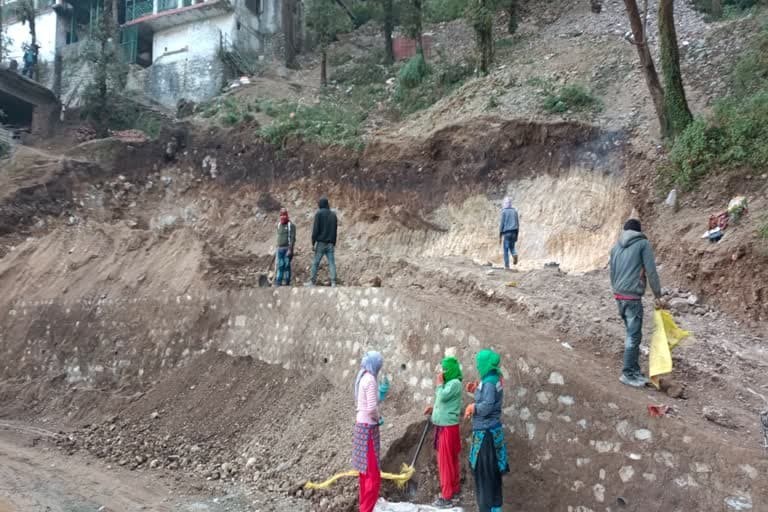 उत्‍तराखंड मसूरी न्यूज़ : धड़ल्ले से चल रहा मसूरी में अवैध खनन और निर्माण , एमडीडीए व वन विभाग पर लग रहे मिलीभगत के आरोप
