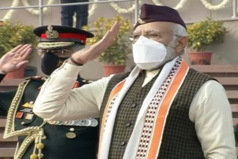 गणतंत्र दिवस परेड: ब्रह्म कमल से सजी देवभूमि उत्तराखंड की टोपी में दिखे पीएम मोदी, दिया ये संदेश