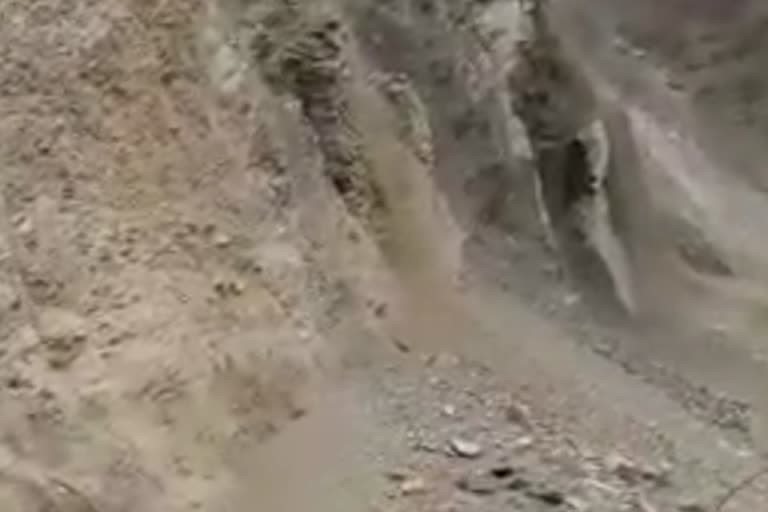 उत्‍तराखंड न्यूज़ धनौल्टी : पहाड़ी दरकने का खौफनाक वीडियो ऋषिकेश गंगोत्री हाईवे पर , 17 घंटे से फंसे यात्री