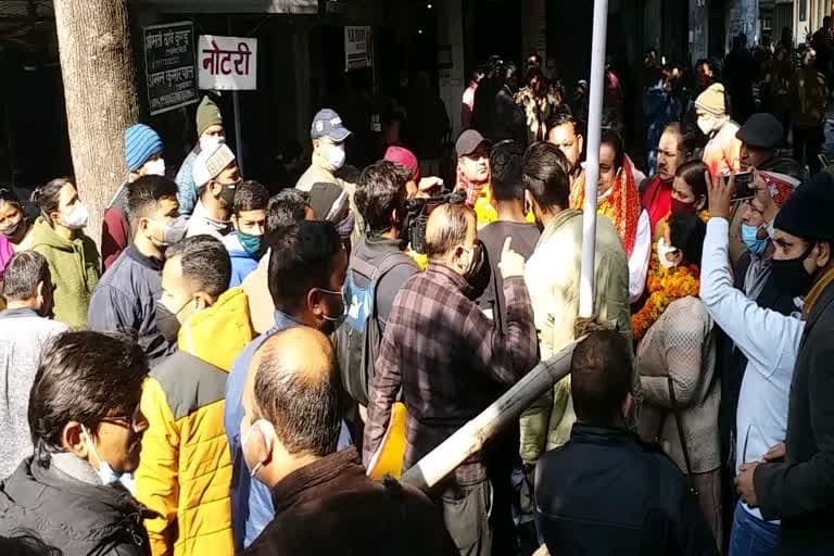 उत्‍तराखंड न्यूज़ : कोविड प्रोटोकॉल की धज्जियां नामांकन स्थलों पर उड़ाई जा रही हैं , न मास्क और न ही सोशल डिस्टेंसिंग का पालन