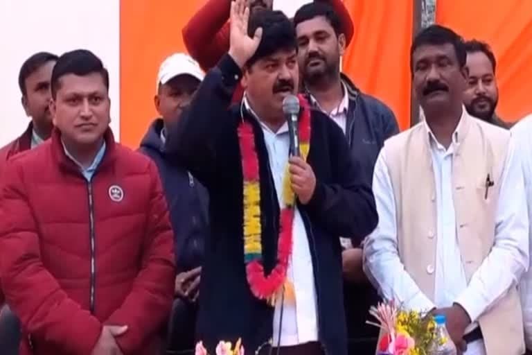 उत्‍तराखंड न्यूज़ श्रीनगर : कांग्रेस प्रदेश अध्यक्ष गणेश गोदियाल ने चुटकी लेते हुए कहा कि धन सिंह रावत भी गणेश गोदियाल के नाम पर वोट मांग सकते हैं