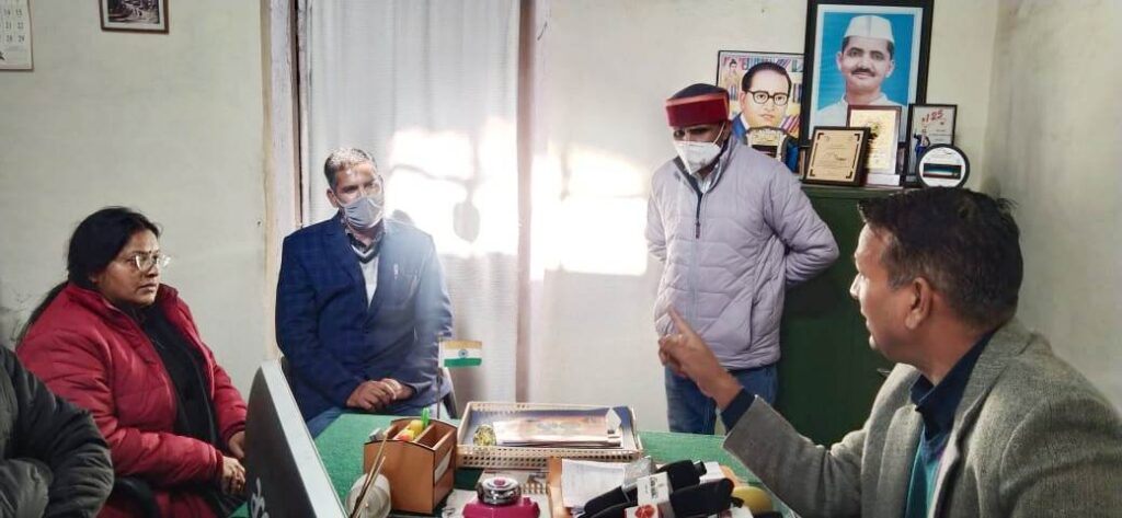 उत्‍तराखंड न्यूज़ मसूरी : एसडीएम ने 15 दिन के भीतर सभी सड़कों की मरम्मत करने का निर्देश दिया।