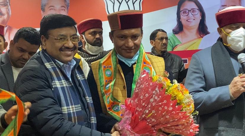 उत्‍तराखंड ब्रेकिंग न्यूज़ : उत्तराखंड में चुनाव से पहले कांग्रेस नेता दुर्गेश लाल बीजेपी में शामिल