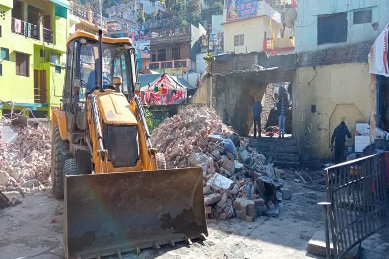उत्‍तराखंड न्यूज़ : श्रीनगर में बस स्टैंड की भूमि में मल्टी स्टोरी वाहन पार्किंग के निर्माण के लिए पुराने भवनों को गिराने का काम शुरू
