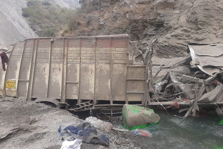 उत्‍तराखंड न्यूज़ टिहरी : धनौल्टी में ट्रक के खाई में गिरने से एक की मौत, एक घायल