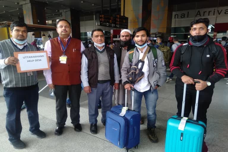उत्‍तराखंड न्यूज़ : यूक्रेन में फंसे उत्तराखंड के 226 छात्र, भारत लौटने पर तीन छात्रों का स्वागत