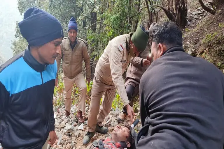मसूरी उत्‍तराखंड न्यूज़ : स्कूटी सवार अनियंत्रित होकर गहरी खाई में गिरा , इलाज चल रहा है अस्पताल में