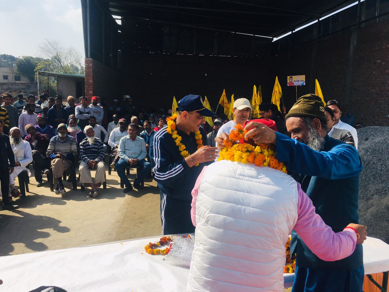 उत्‍तराखंड ब्रेकिंग न्यूज़ : बीर सिंह पंवार ने एक विशाल जनसभा को संबोधित करते हुए कहा की राजधानी में होते हुए भी आम नागरिकों को विकास से दूर रखा