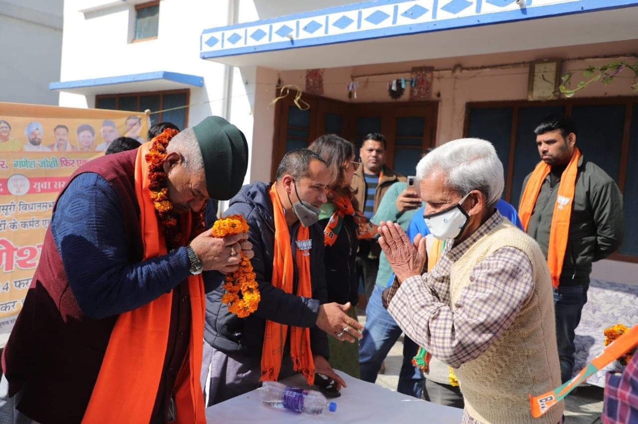उत्‍तराखंड ब्रेकिंग न्यूज़ : हाथीबड़कला में जनसंपर्क करते भाजपा प्रत्याशी गणेश जोशी