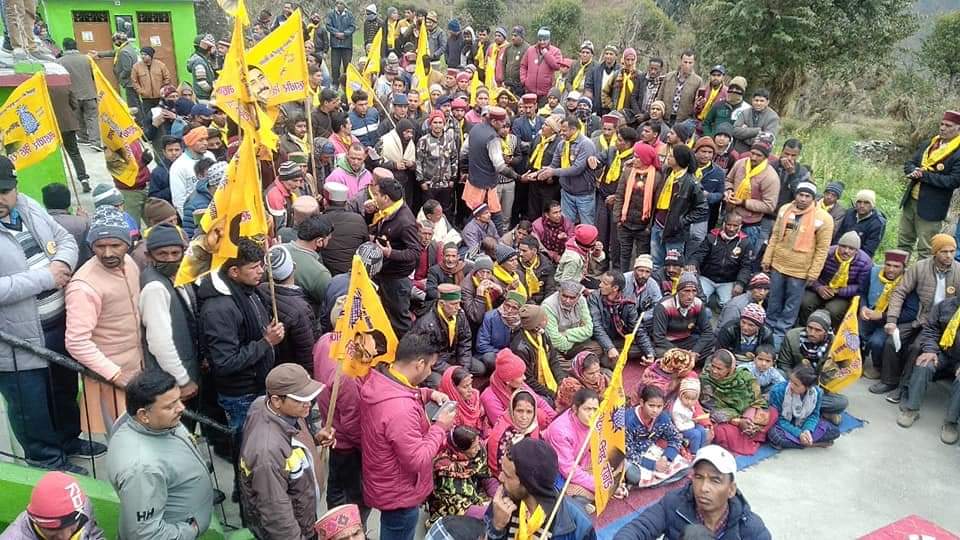 धनौल्टी उत्‍तराखंड न्यूज़ : धनौल्टी के थौलधार के मेण्डखाल में निर्दलीय प्रत्याशी महावीर सिंह रांगड़ ने की रैली व जनसभा , लोगो में जबरदस्त उत्साह