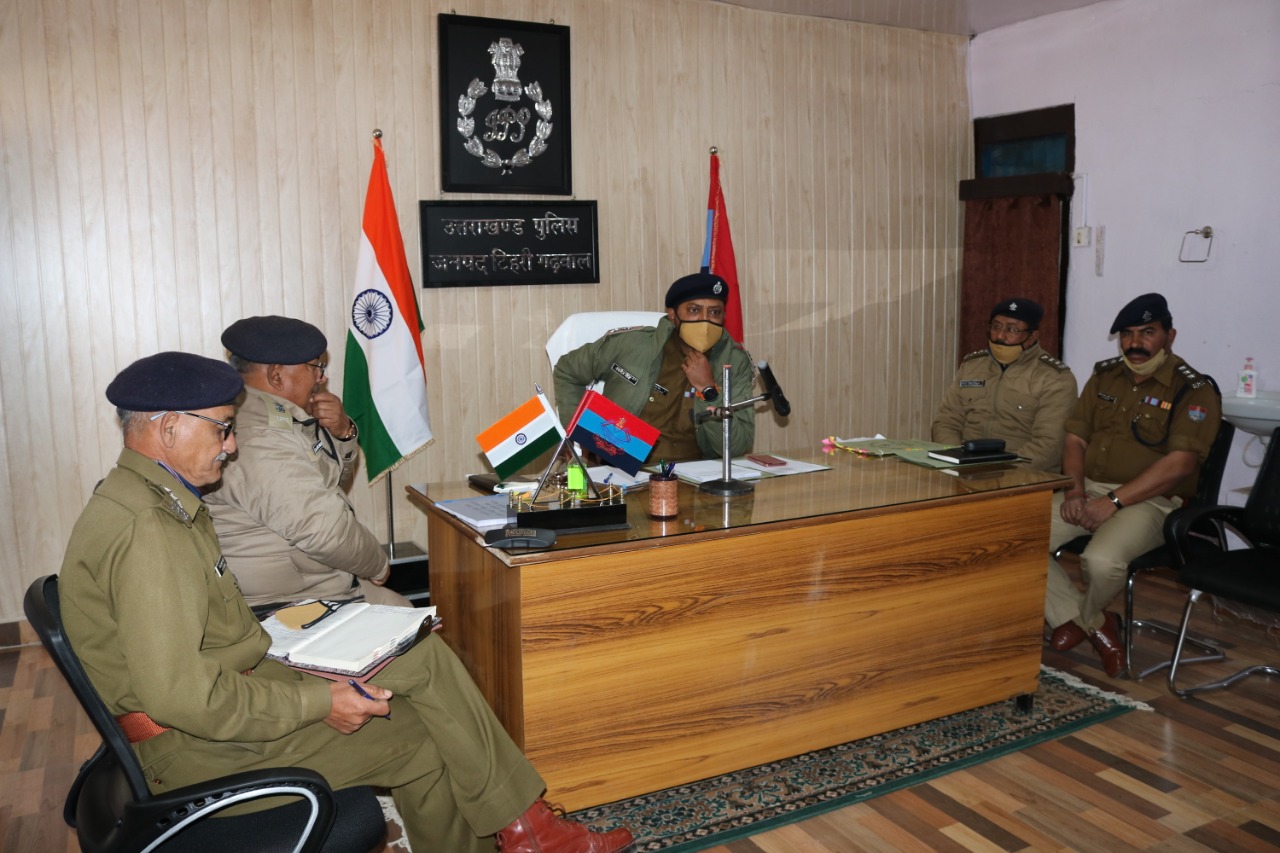 उत्‍तराखंड ब्रेकिंग न्यूज़ :SSP टिहरी द्वारा पुलिस लाइन चम्बा में मासिक अपराध गोष्ठी एवं सैनिक सम्मेलन का आयोजन कर, समस्त थाना/शाखा/चौकी प्रभारियों को दिये आवश्यक दिशा-निर्देश।