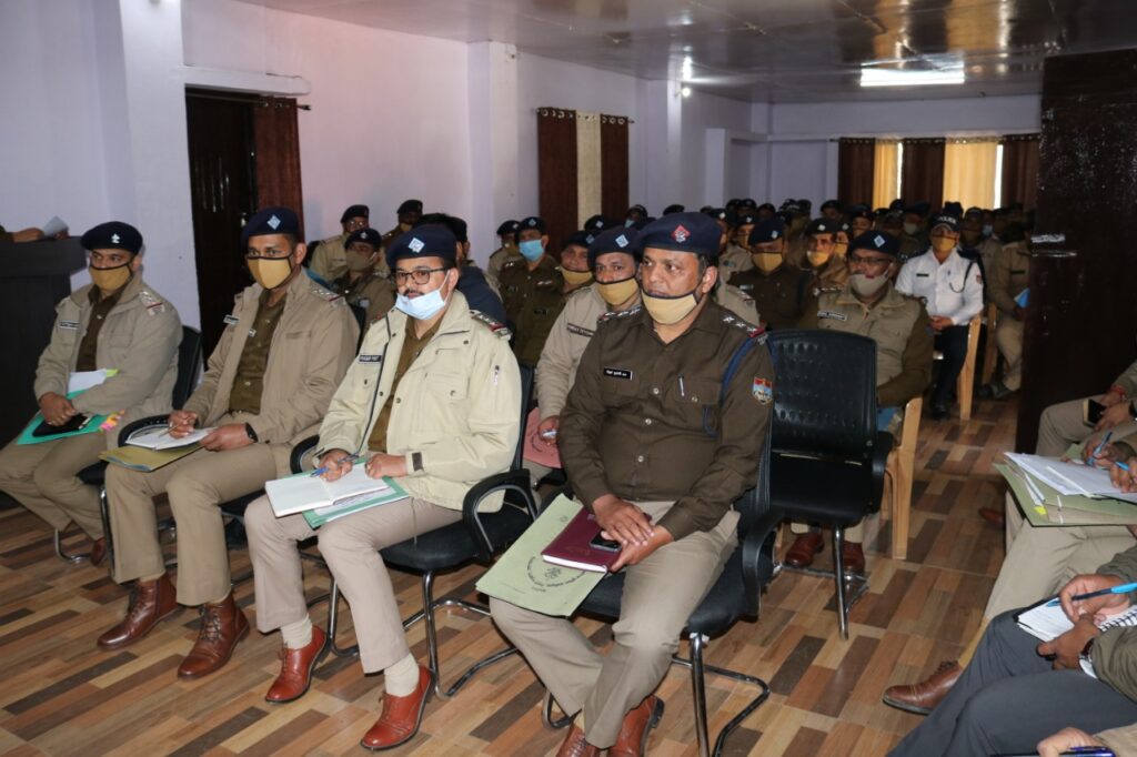 उत्‍तराखंड ब्रेकिंग न्यूज़ :SSP टिहरी द्वारा पुलिस लाइन चम्बा में मासिक अपराध गोष्ठी एवं सैनिक सम्मेलन का आयोजन कर, समस्त थाना/शाखा/चौकी प्रभारियों को दिये आवश्यक दिशा-निर्देश।