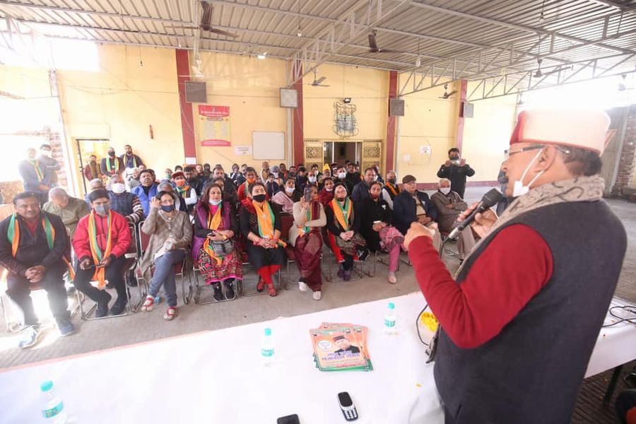 उत्तराखंड देहरादून ब्रेकिंग न्यूज : भाजपा प्रत्याशी विधायक खजान दास ने आज वार्ड संख्या-17 टैगोर विला में चुनाव बैठक को सम्बोधित कर जनआशीर्वाद प्राप्त किया।