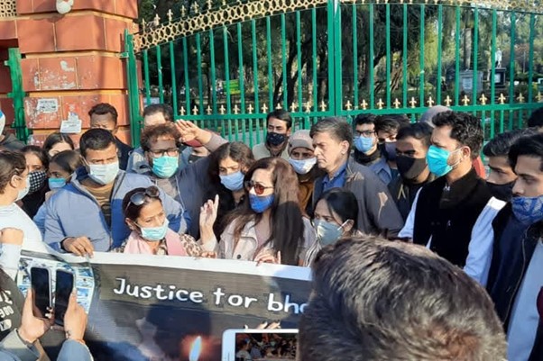 उत्‍तराखंड न्यूज़ : आवारा कुत्ते को देहरादून में पीट-पीटकर मार डाला, मामला दर्ज आरोपी पार्षद और एक अन्य पर