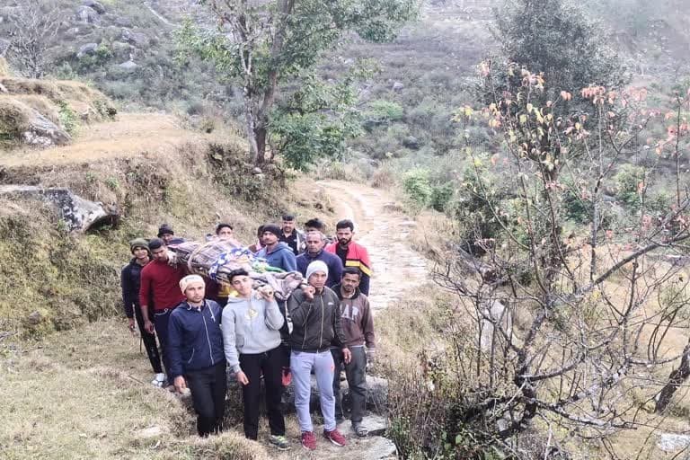 उत्‍तराखंड न्यूज़ : पिथौरागढ़ में छत से गिरा पूर्व सैनिक स्ट्रेचर पर ले जाना पड़ा अस्पताल 5 किमी पैदल चलकर