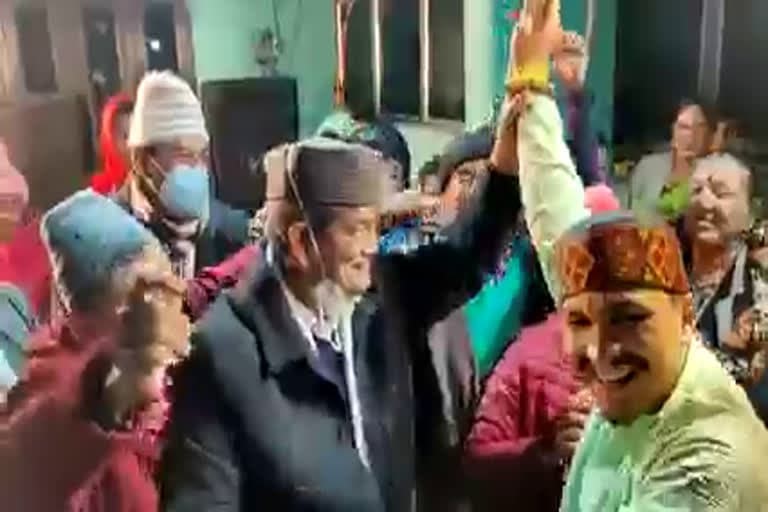 उत्‍तराखंड न्यूज़ : हरदा ने शादी समारोह में जमकर ठुमके लगाए, कहा- बीजेपी महंगाई और बेरोजगारी पर बात करे