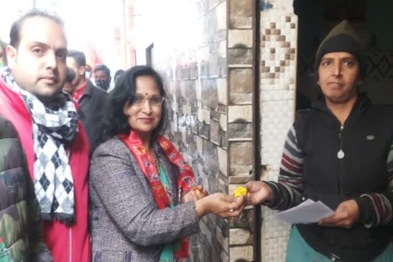 उत्‍तराखंड न्यूज़ हरिद्वार : फूल देकर सपा प्रत्याशी वोट मांग रहीं , लोगों को पसंद आ रहा अंदाज