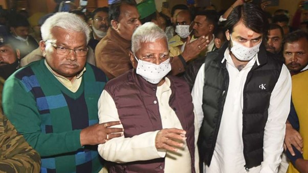 बिहार ब्रेकिंग न्यूज़ : लालू प्रसाद यादव चारा घोटला के पांचवें मामले में दोषी करार, 21 फरवरी को होगी सजा
