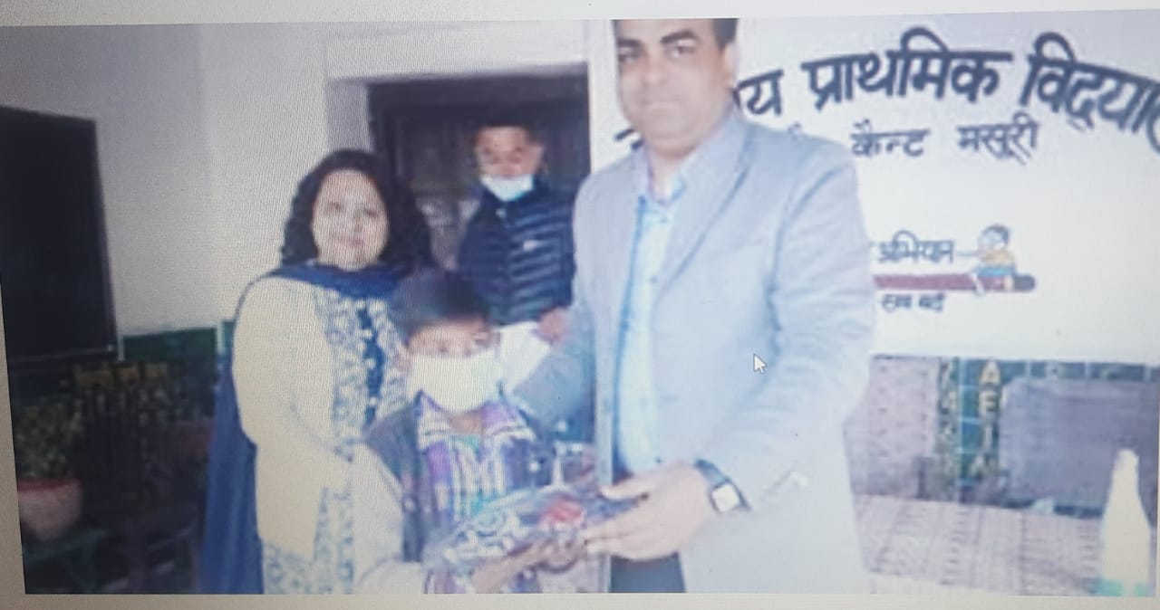 मसूरी उत्‍तराखंड न्यूज़ : छावनी परिषद ने गरीब बच्चों को बांटे ट्रेक सूट