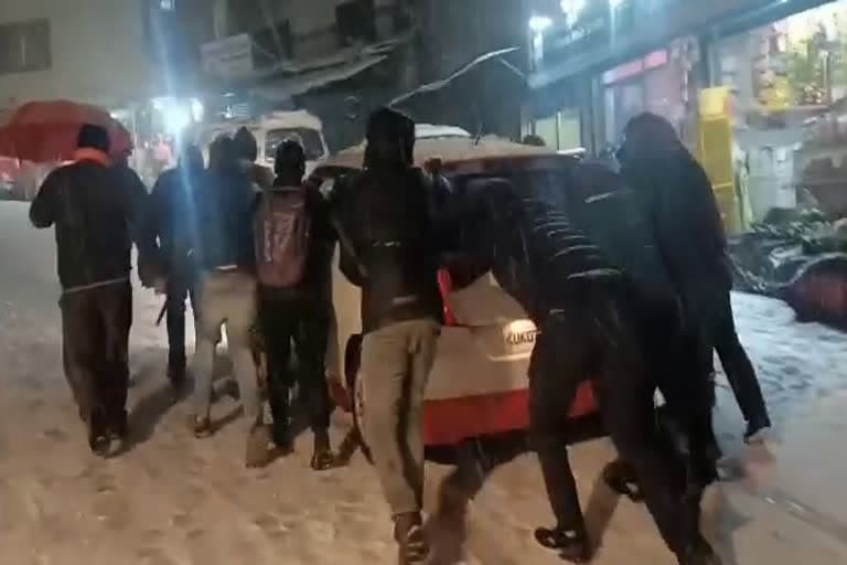 उत्‍तराखंड न्यूज़ मसूरी : प्रसव पीड़िता बर्फबारी के कारण जाम में फंसी , इस तरह लोगों ने पहुंचाया अस्पताल