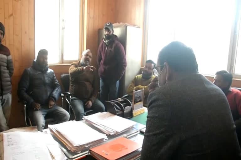 उत्‍तराखंड न्यूज़ नैनीताल : वेतन न मिलने से नाराज नगर निगम के सफाई कर्मियों ने अनिश्चितकालीन कार्य बहिष्कार शुरू