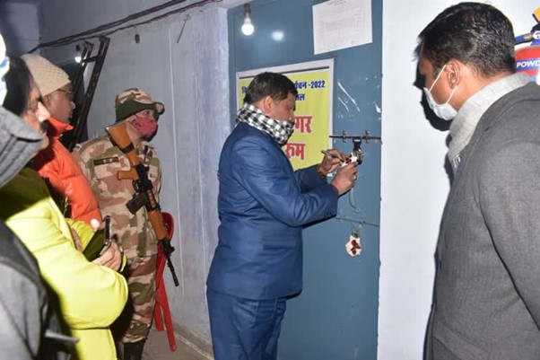 उत्‍तराखंड न्यूज़ : पौड़ी में मंगलवार को ईवीएम को स्ट्रांग रूम में रखकर कमरे को सील कर दिया , सीसीटीवी कैमरों से भी की जा रही निगरानी