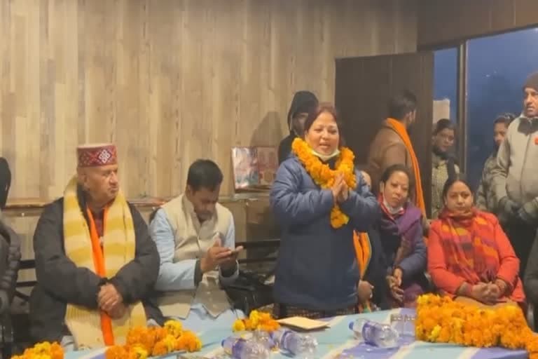 उत्‍तराखंड मसूरी न्यूज़ : मसूरी में चुनावी गुगली ! एक बहन कांग्रेस से चुनाव लड़ रही है तो दूसरी बीजेपी के लिए प्रचार कर रही है