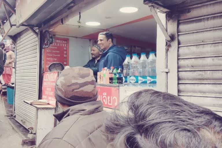मसूरी उत्‍तराखंड न्यूज़ : बॉलीवुड सुपरस्टार अक्षय कुमार ने ऑमलेट खाकर मसूरी में मिटाई शूटिंग की थकान, गपशप दुकानदार से की