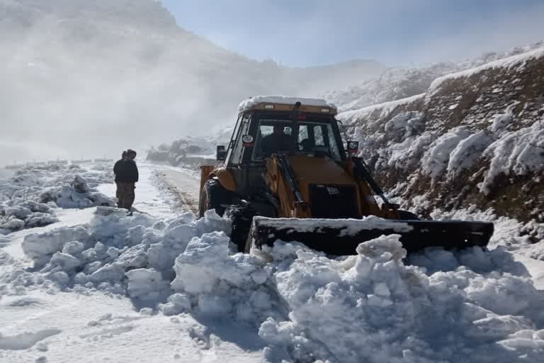 उत्‍तराखंड न्यूज़ : बर्फबारी से ऋषिकेश-गंगोत्री राजमार्ग बाधित, यात्रियों को हुई परेशानी