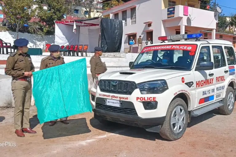 चमोली उत्‍तराखंड न्यूज़ : एसपी चमोली ने हाईवे पर पेट्रोलिंग करने वाले वाहनों को दिखाई हरी झंडी, दुर्घटना होने पर तुरंत पहुंच जाएगी मदद