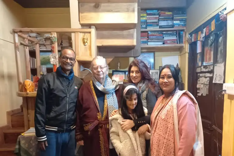 मसूरी उत्‍तराखंड न्यूज़ : रस्किन बॉन्ड से मिलीं बॉलीवुड एक्ट्रेस ट्विंकल खन्ना, पहाड़ों की खूबसूरती की कायल