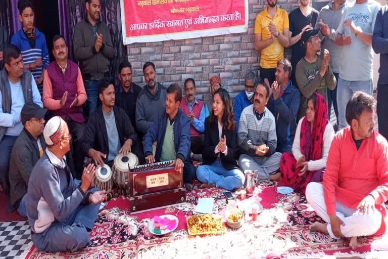 श्रीनगर उत्‍तराखंड न्यूज़ : बैठकी होली का सुरूर श्रीनगर में विदेशी सैलानियों को चढ़ा , होल्यारों ने जमकर ठुमके लगाए