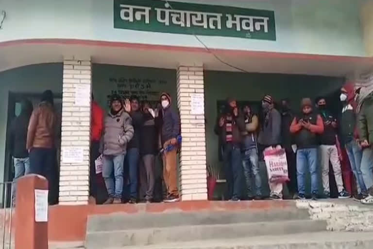उत्‍तराखंड चंपावत न्यूज़ : जिले की लोहाघाट विधानसभा में खराब मौसम होने के बावजूद पोलिंग पार्टियां को रवाना किया , दिव्यांग व बुजुर्गों को कराएगी मतदान
